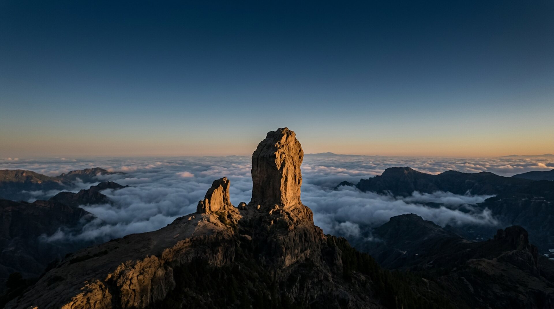 Roque Nublo, Gran Canaria, al amanecer sobre el mar de nubes